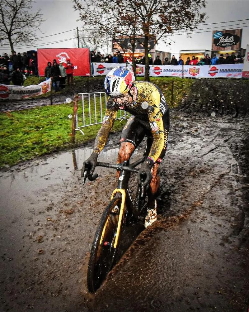 哥伦比亚自行车选手风驰电掣,冲刺踪迹 哥伦比亚自行车选手风驰电掣,冲刺踪迹