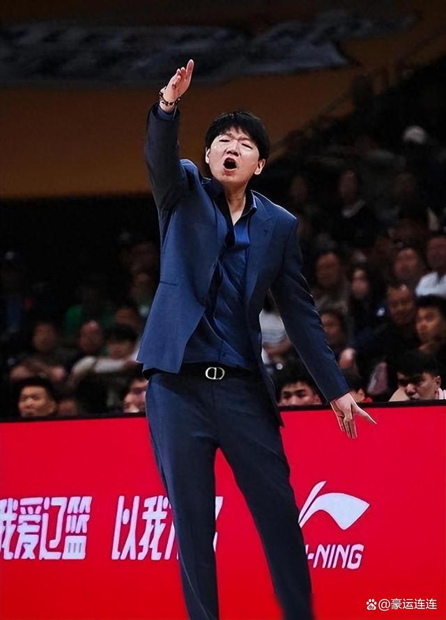 球队换帅，新主帅寻找最佳阵容打破僵局