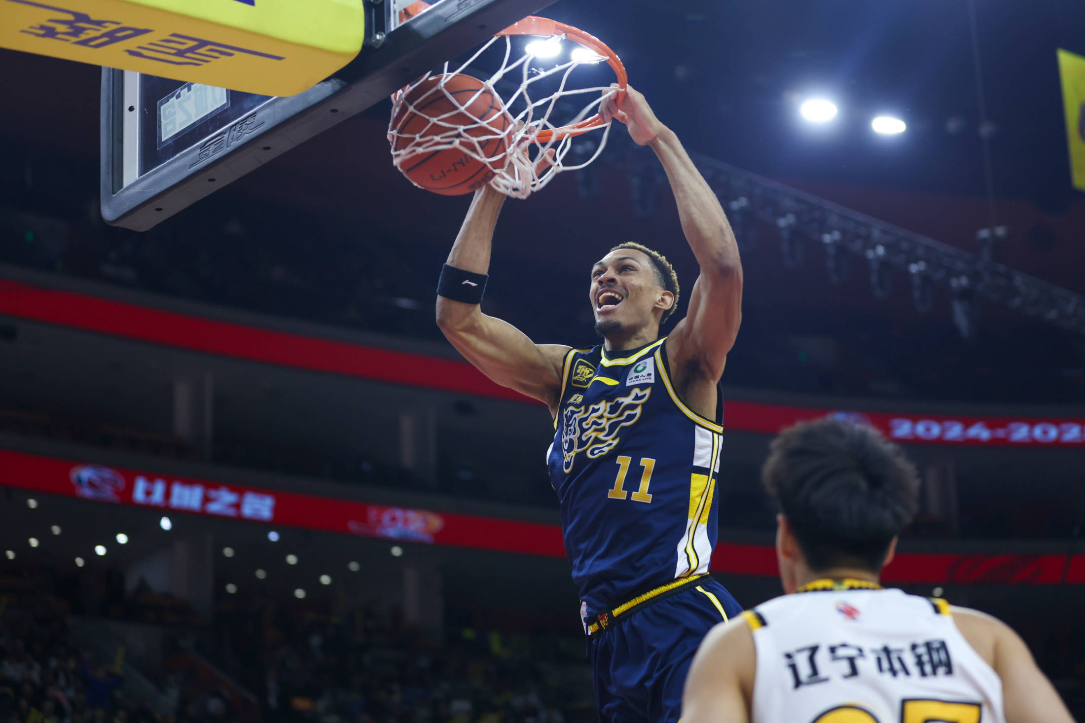 球队换帅，新主帅寻找最佳阵容打破僵局