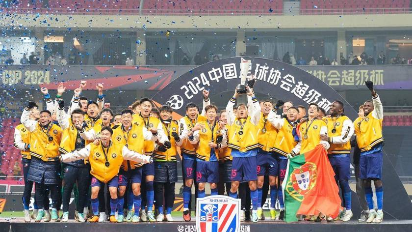 中超联赛颁奖典礼现场，多位球星登台领奖