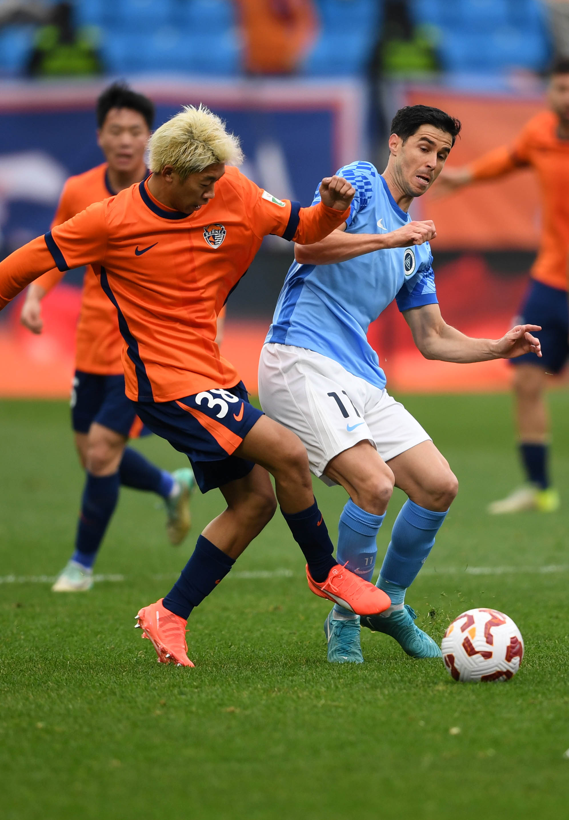 比赛现场火爆，球员在场上拼尽全力争夺胜利的简单介绍