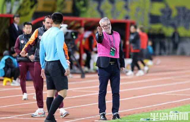 比赛现场火爆，球员在场上拼尽全力争夺胜利的简单介绍