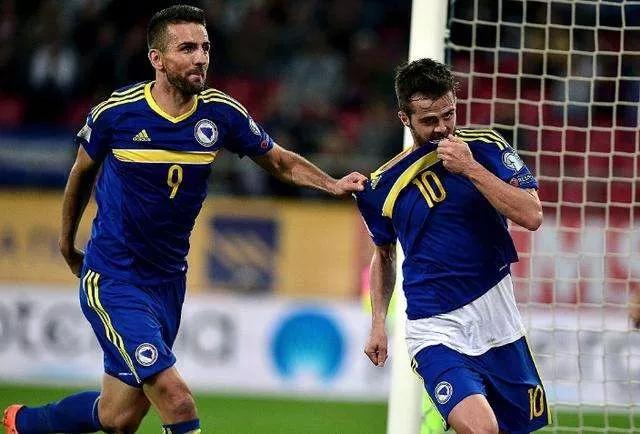 包含意大利大胜波黑，锁定小组头名的词条