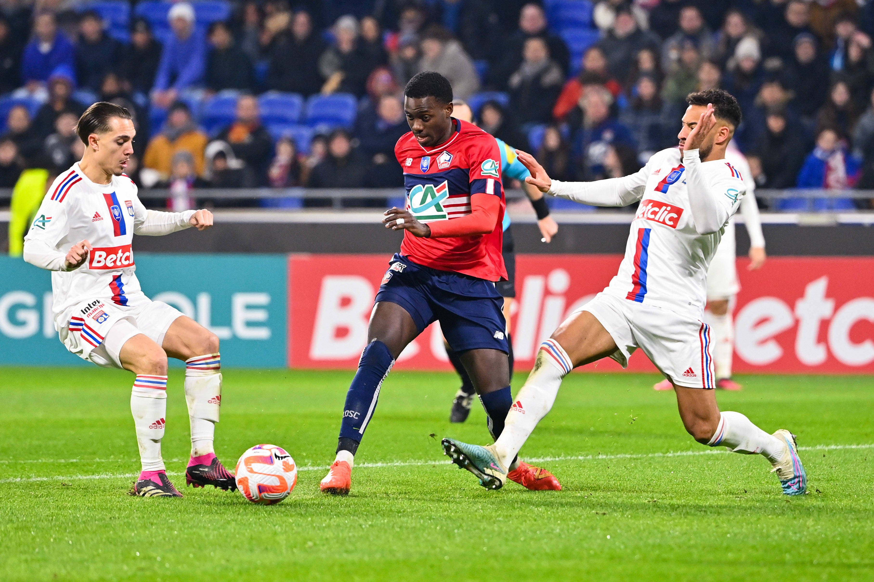 桑普多利亚攻陷里尔主场,夺得关键三分的简单介绍 桑普多利亚攻陷里尔主场,夺得关键三分的简单介绍