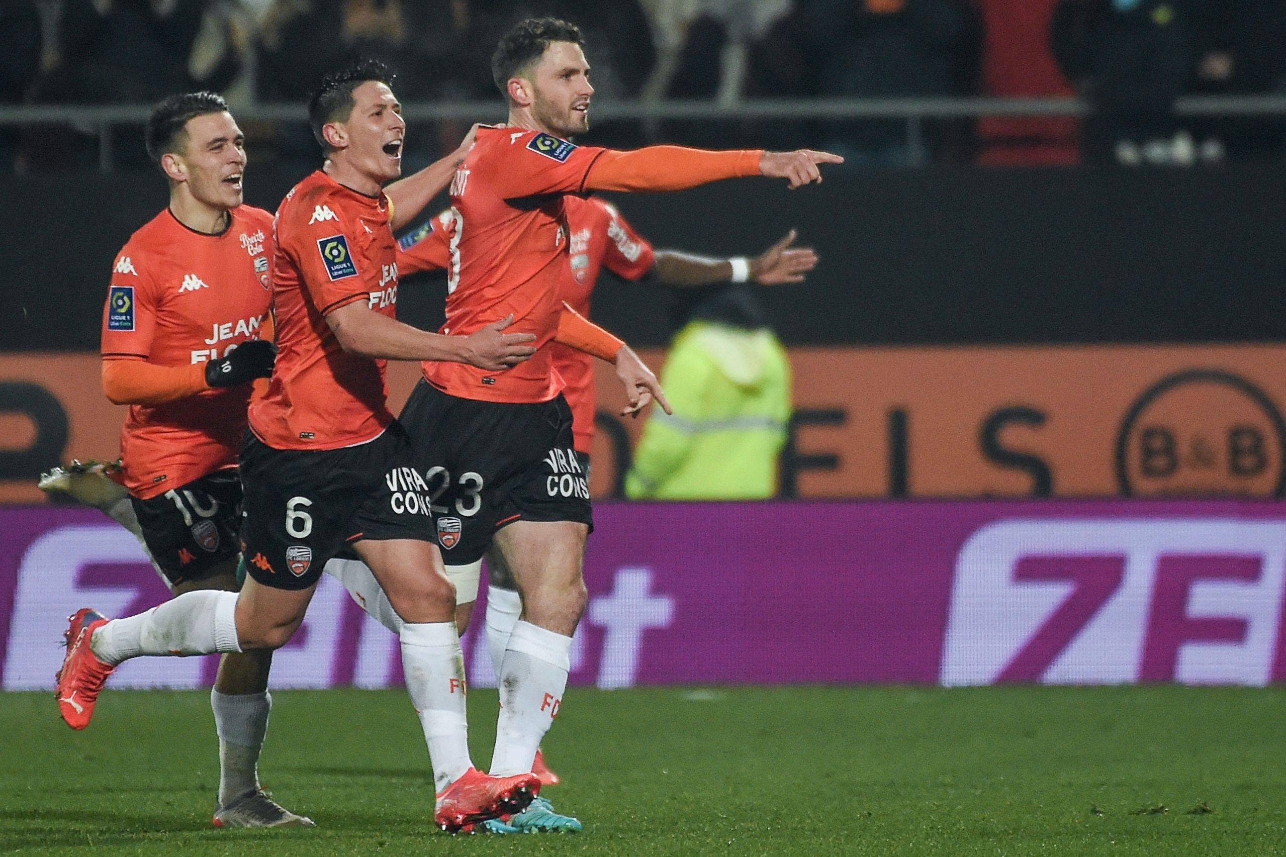 里昂队客场大捷，稳步追赶领先者