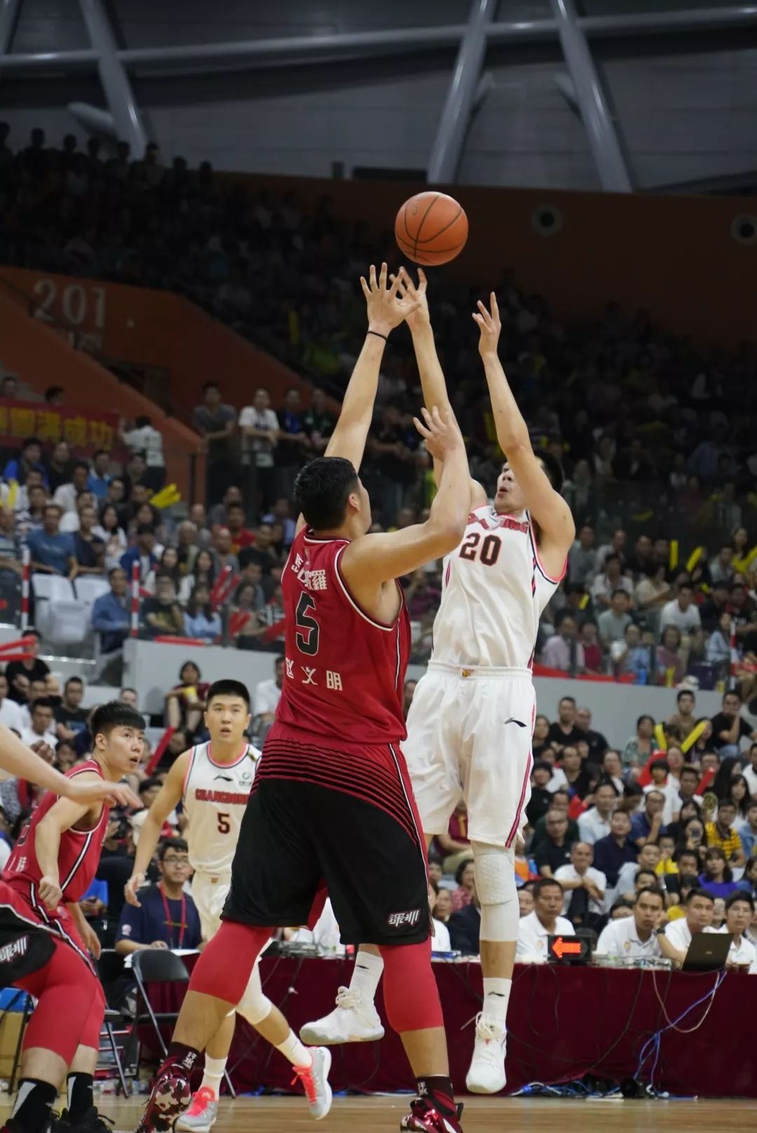 激烈角逐！劲旅对决，双方你来我往谁将获胜！的简单介绍