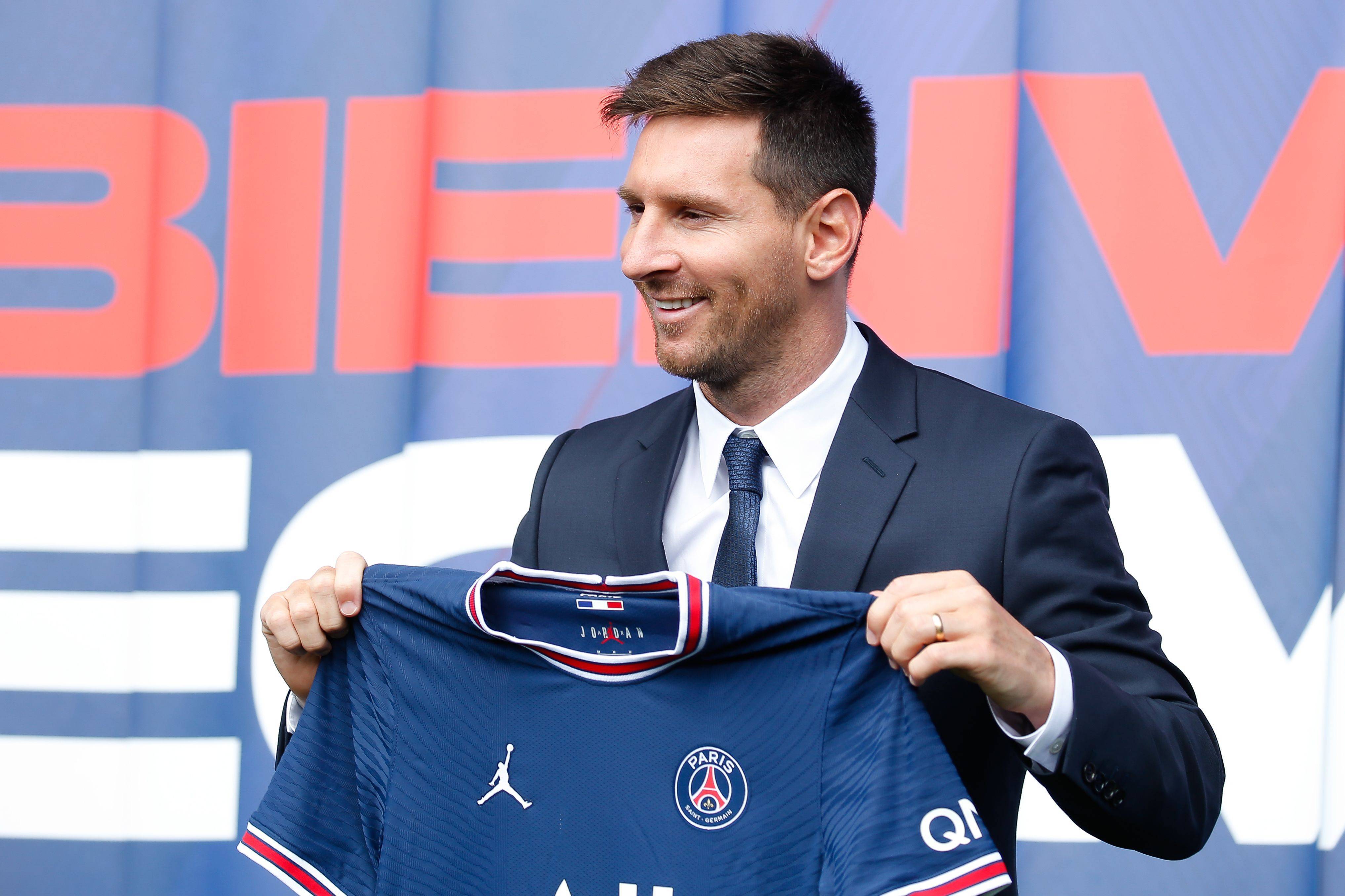 关于阿根廷足球巨星梅西将加盟法国巴黎圣日耳曼队的信息