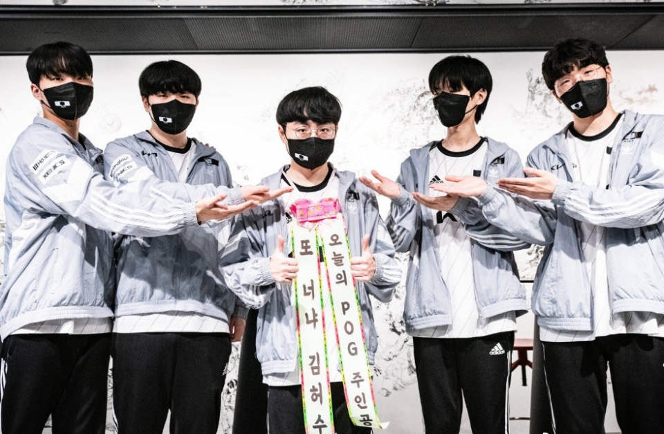 V5轻取FNC,Deft操刀奇招英雄翻盘焦点之战四强赛,让粉丝疯狂欢呼的简单介绍 V5轻取FNC,Deft操刀奇招英雄翻盘焦点之战四强赛,让粉丝疯狂欢呼的简单介绍