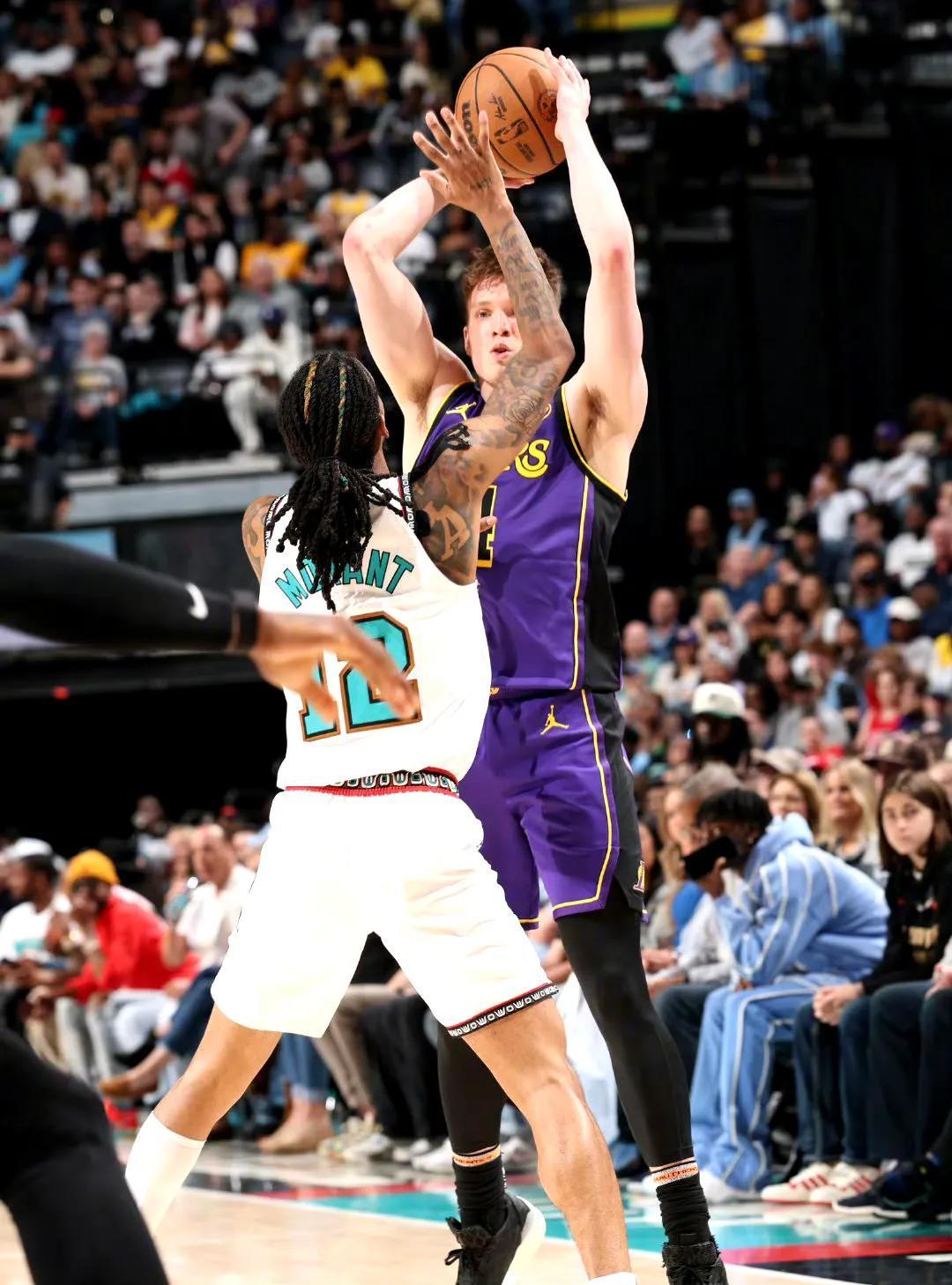 关于湖人力克灰熊，詹皇突破5000助攻大关的信息