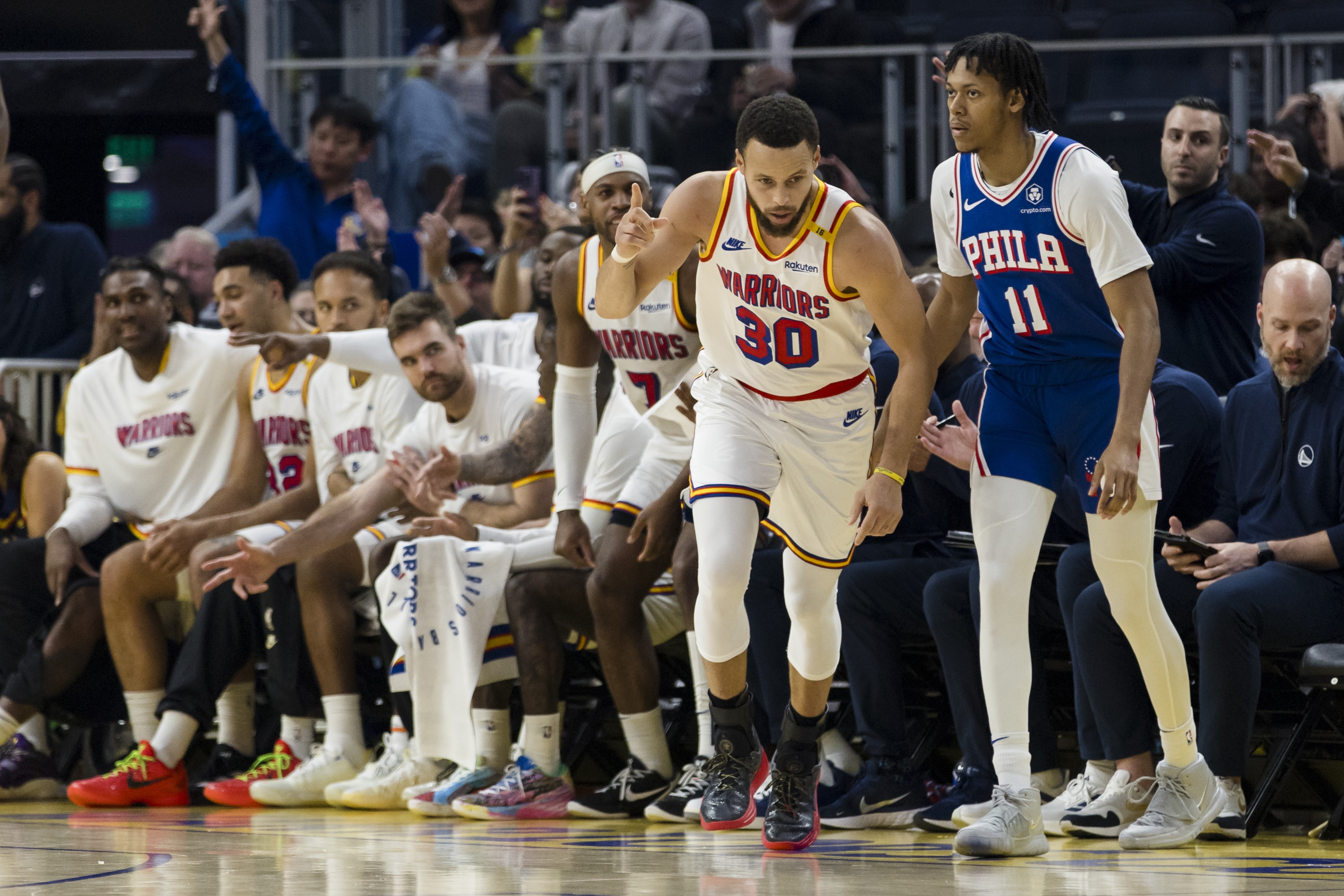 勇士大胜热火，库里砍下35分