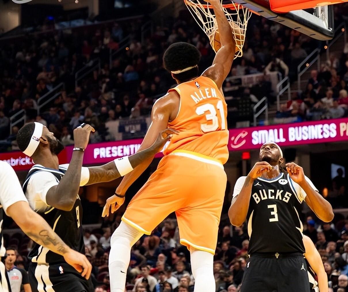 上海队完胜雄鹿，米切尔统治全场